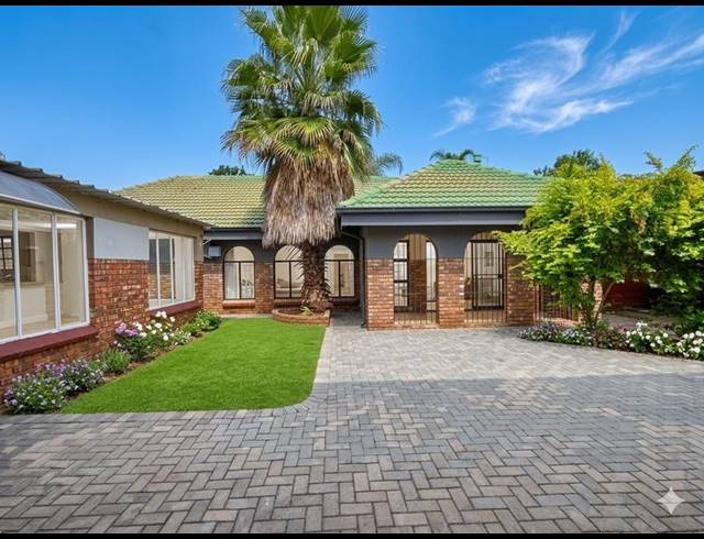 3 BEDROOM HOUSE FOR SALE IN KARENPARK